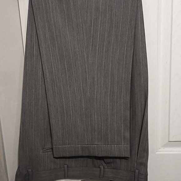 Emanuel Ungaro Men 2 Piece Light Gray Pin Stripped Suit 50L - Picture 10 of 16